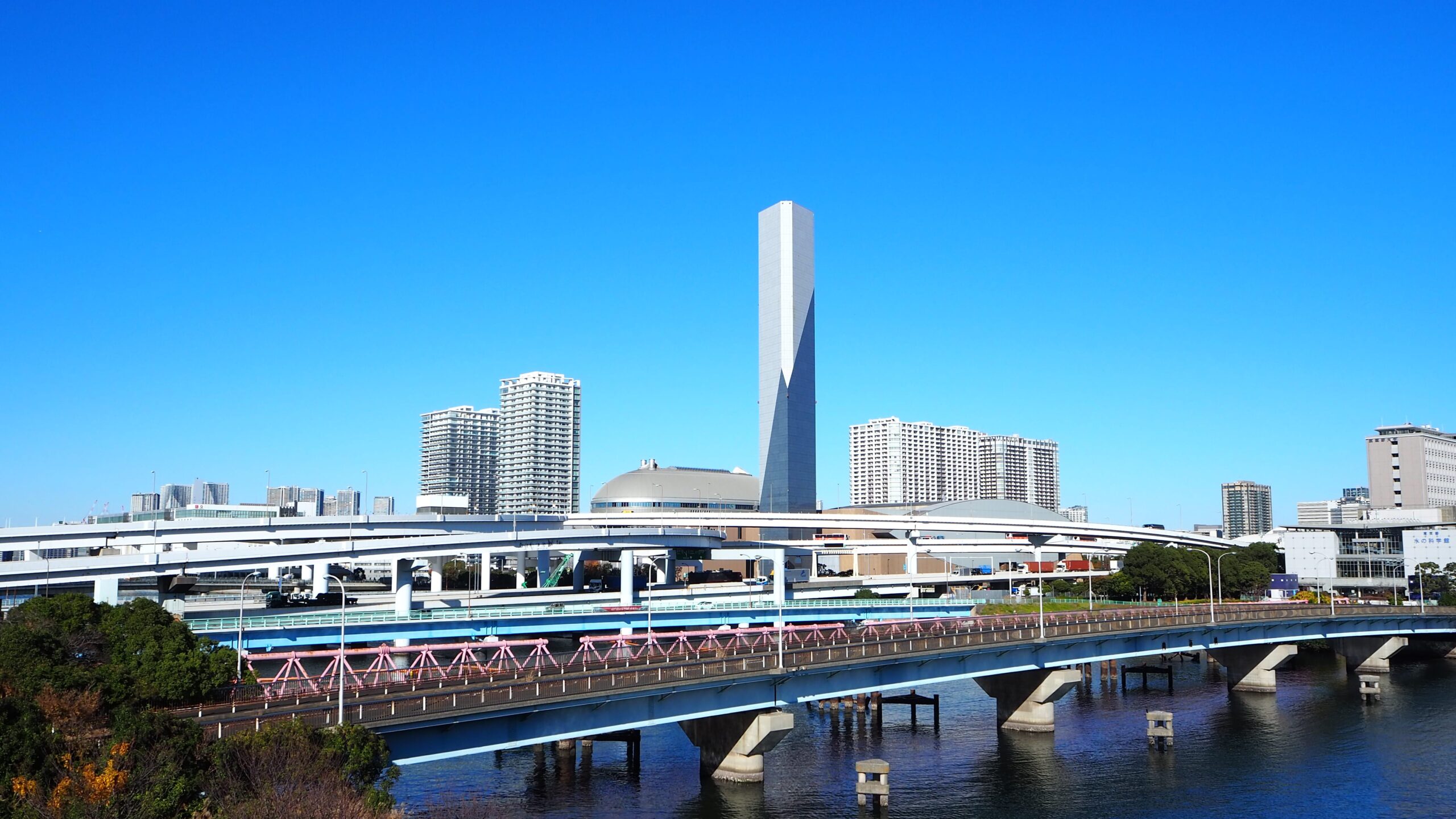 高層ビルや高速道路などの風景の写真